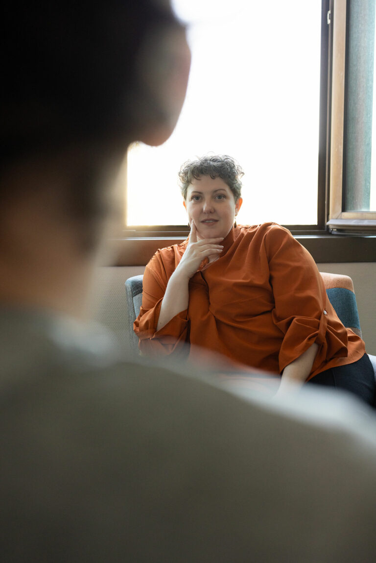 Séance de consultation en face à face dans le cabinet d’Aline Chagué, psychopraticienne à Besançon